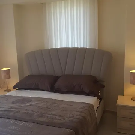 Sleeps 6 With Pool And Air Con شقة *