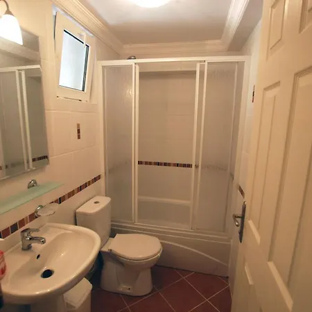 Sleeps 6 With Pool And Air Con *