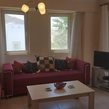 Sleeps 6 With Pool And Air Con