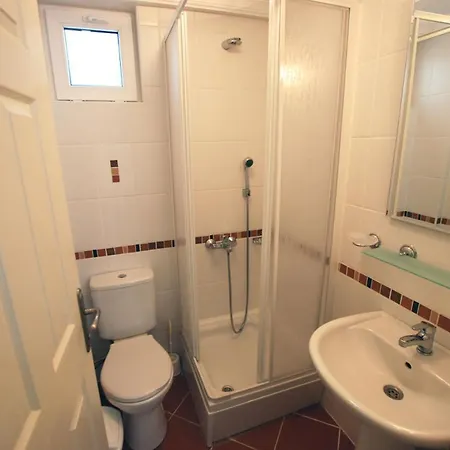 Sleeps 6 With Pool And Air Con أورتاكنت