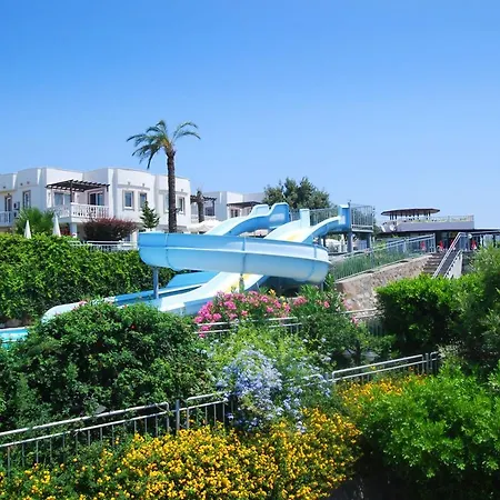 Sleeps 6 With Pool And Air Con Ortakent